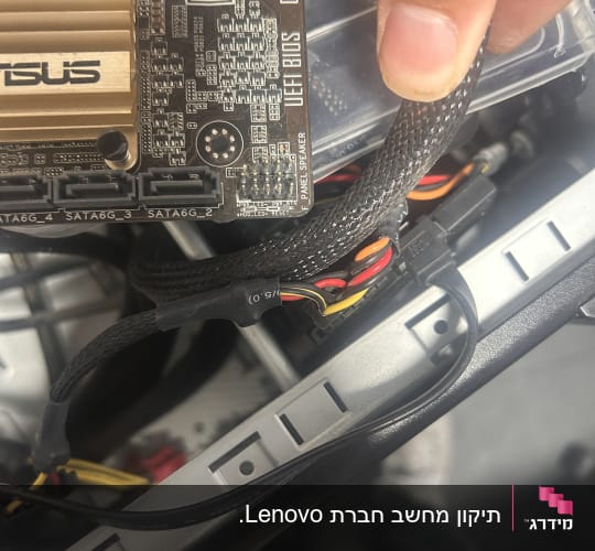חלקי מחשב וחיבורים בתוך מארז מחשב